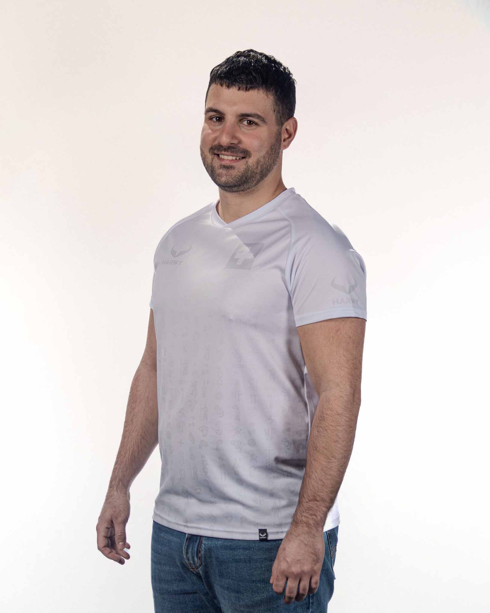 Mann im Hopp Schwiiz Trikot von HARWY