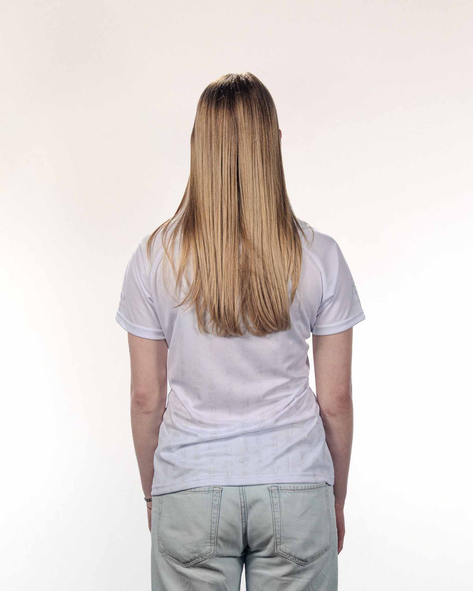 Frau im Hopp Schwiiz Trikot von HARWY