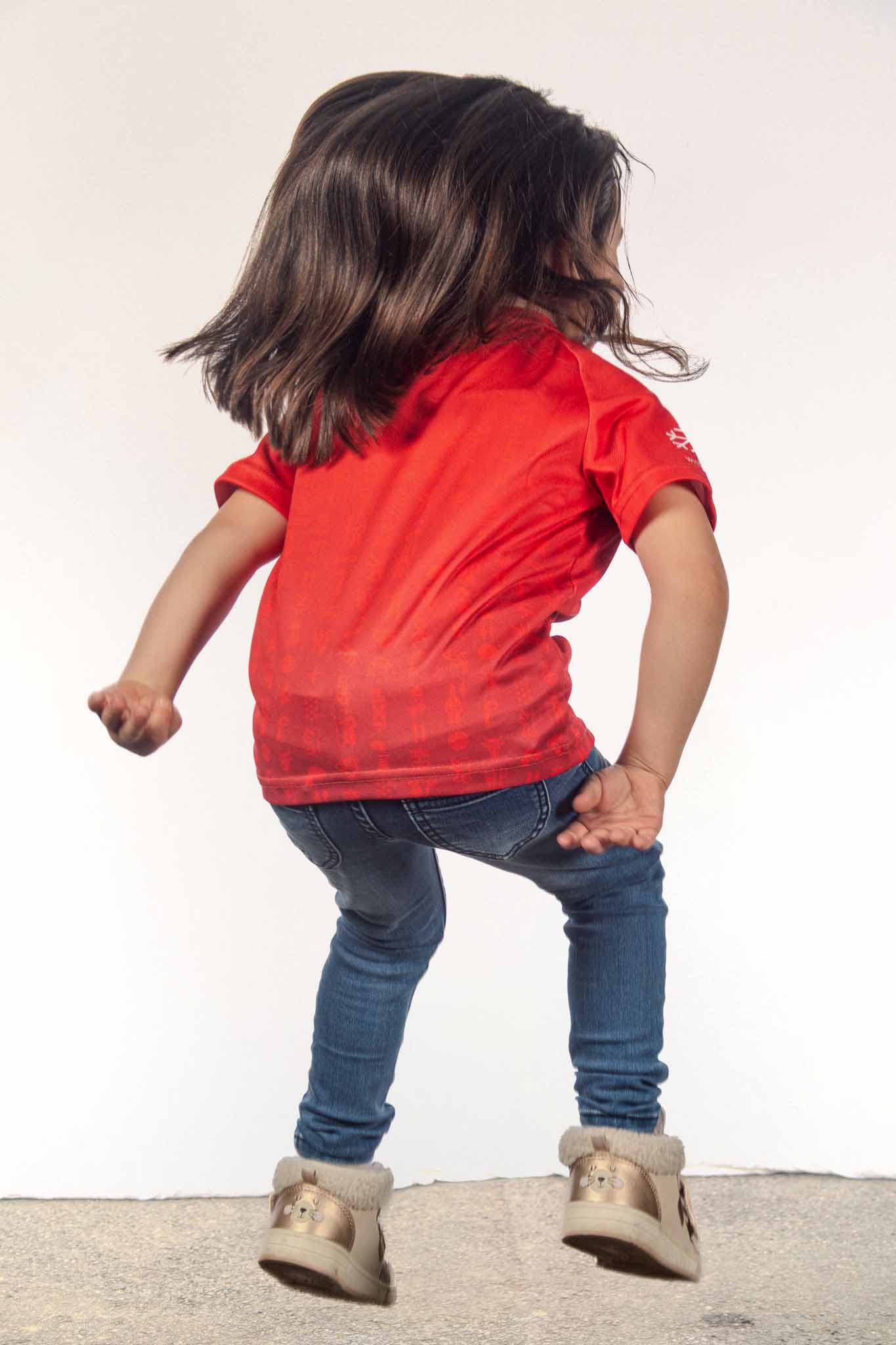 Kind im Hopp Schwiiz Trikot von HARWY