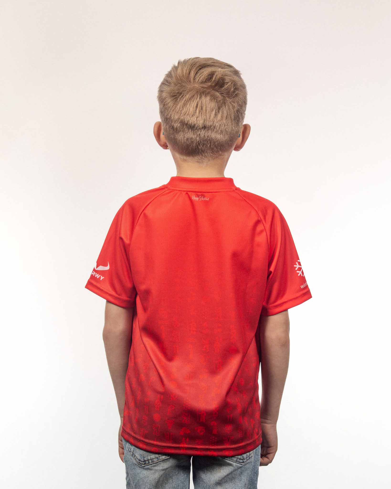 Kind im Hopp Schwiiz Trikot von HARWY